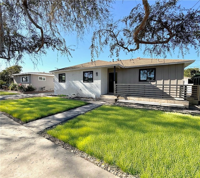 single story home featuring a front yard