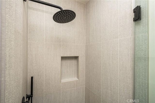 room details featuring a tile shower