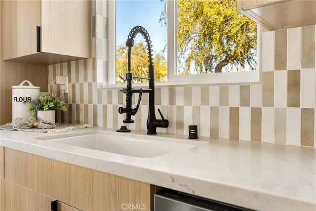 bar with a sink and decorative backsplash