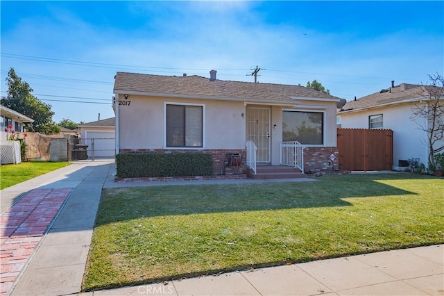 view of front of property featuring a front lawn and a garage