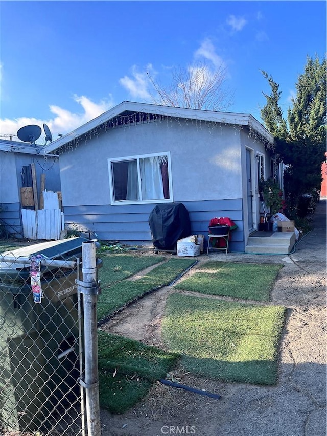 view of front of home featuring a front lawn