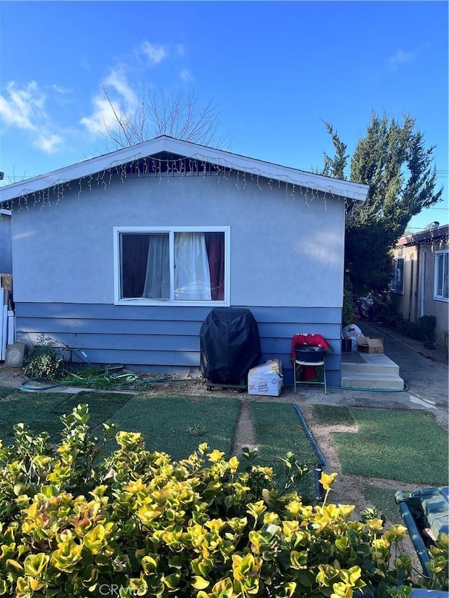 view of side of property featuring a yard