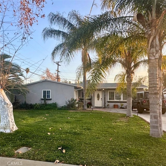 view of front of home featuring a front yard