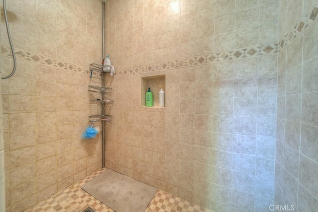 bathroom featuring tiled shower