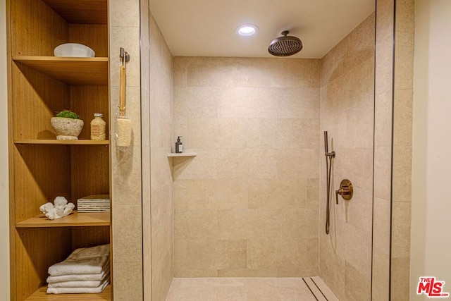 bathroom featuring tiled shower