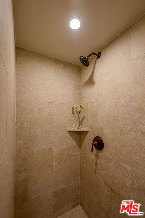 bathroom featuring tiled shower