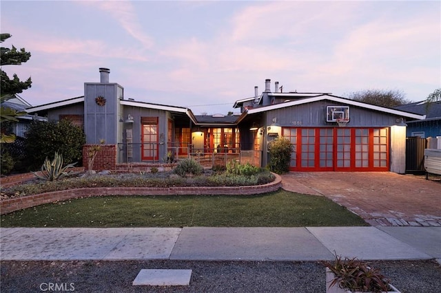 view of front of house featuring a yard