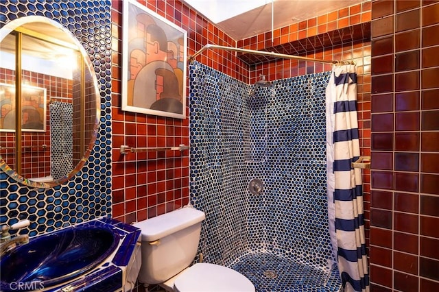 bathroom with a shower with shower curtain, toilet, and sink