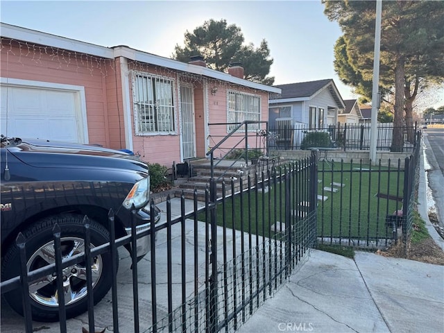 view of front facade featuring a front yard