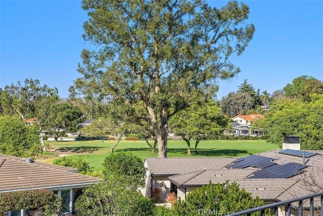 view of property's community featuring a lawn