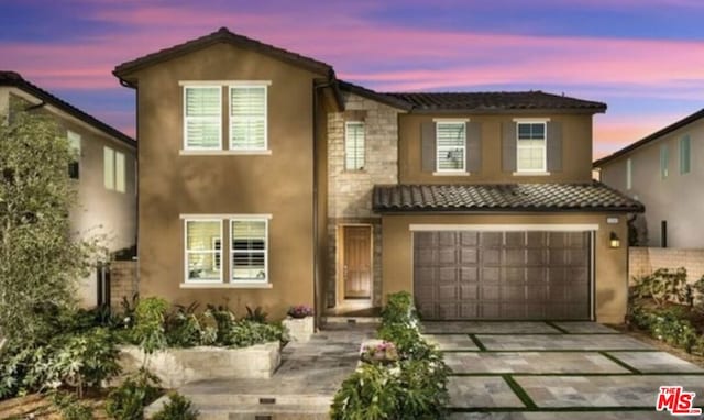 view of front property featuring a garage