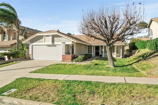 view of front of property featuring a front yard and a garage