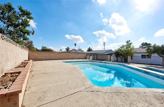 view of swimming pool featuring a patio