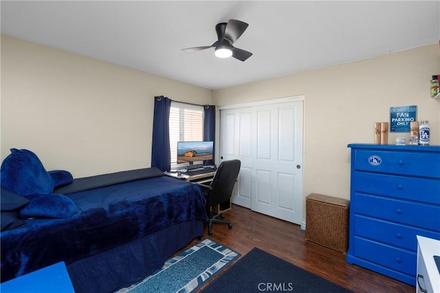 bedroom featuring ceiling fan, dark hardwood / wood-style floors, and a closet