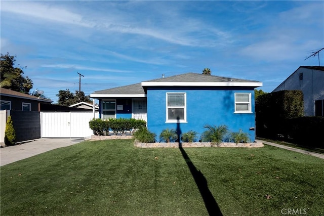 view of front of home featuring a front lawn