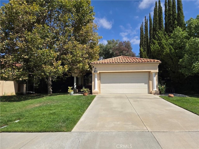 view of front of property featuring a front yard and a garage