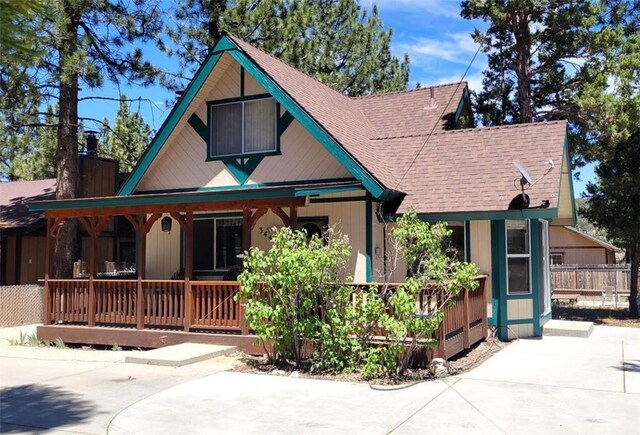 view of front of property featuring covered porch