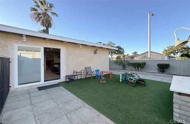 view of yard featuring a patio area