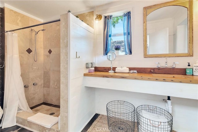 full bathroom featuring tiled shower