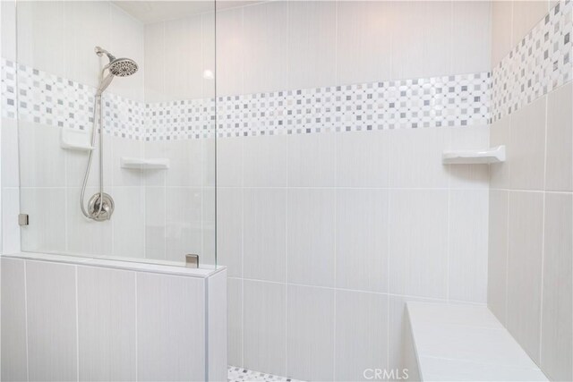 bathroom featuring a tile shower