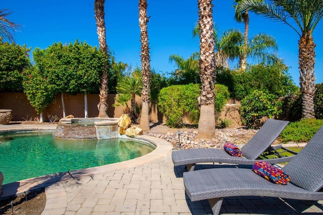 view of pool with an in ground hot tub and a patio