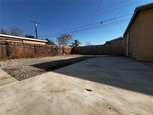 view of yard featuring a patio area