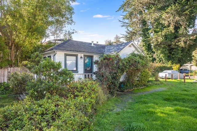 view of front of house featuring a front lawn