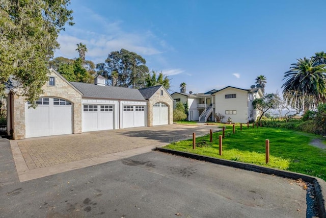 view of front of house featuring a garage and a front yard