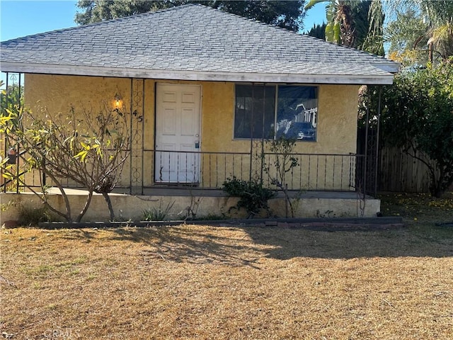 view of front facade featuring a front yard