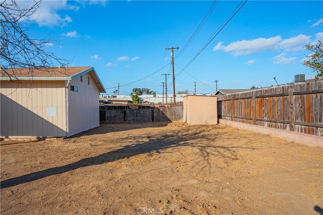 view of yard with a storage shed