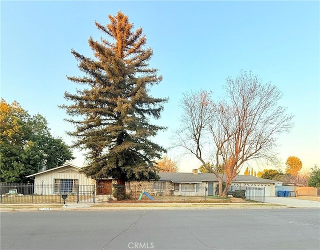 view of front facade featuring a garage