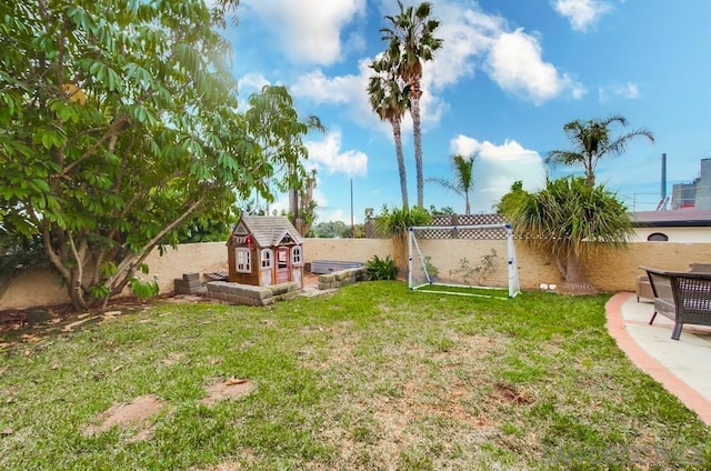 view of yard featuring a patio