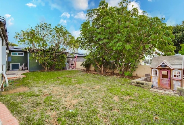 view of yard featuring a storage shed