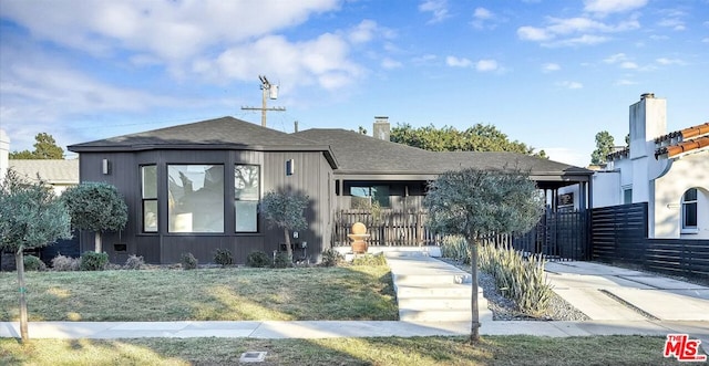 view of front of home with a front lawn