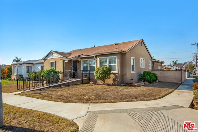 single story home with a front lawn