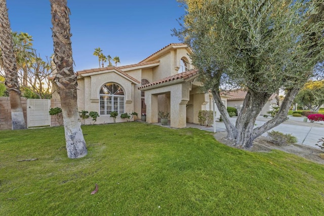 view of front of home with a front lawn