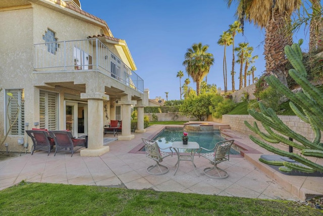 view of pool with an in ground hot tub and a patio