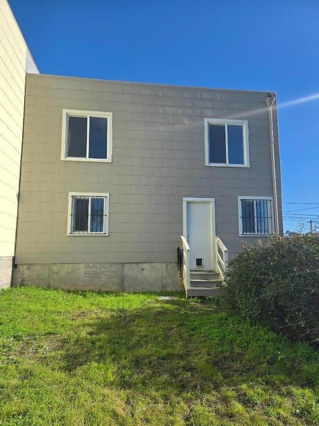 back of house featuring a yard