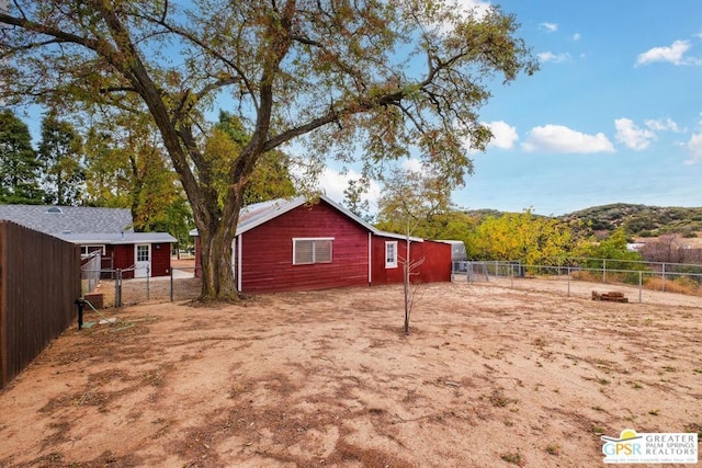 view of yard with a mountain view