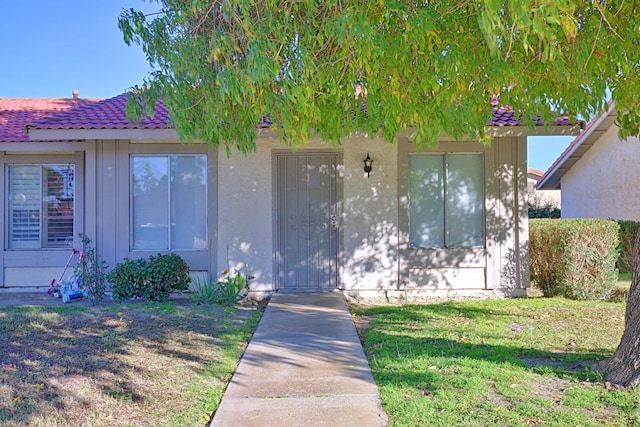 view of front facade with a front yard