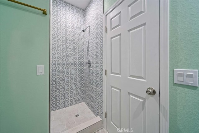 bathroom featuring tiled shower