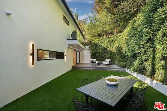 view of yard featuring an outdoor living space