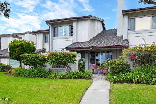 view of front of home featuring a front lawn