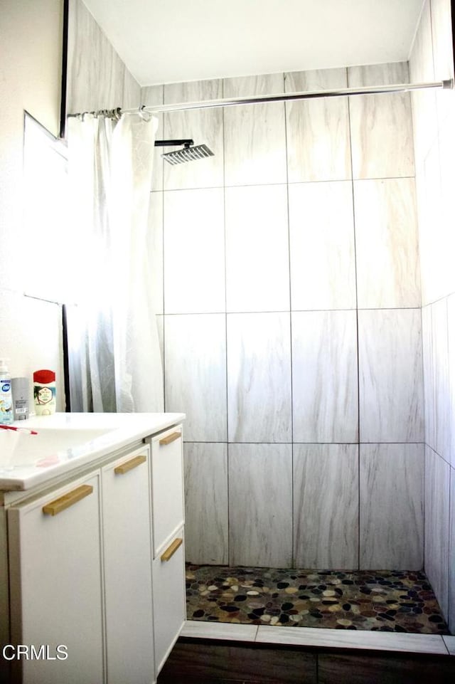 bathroom with a shower with curtain and vanity