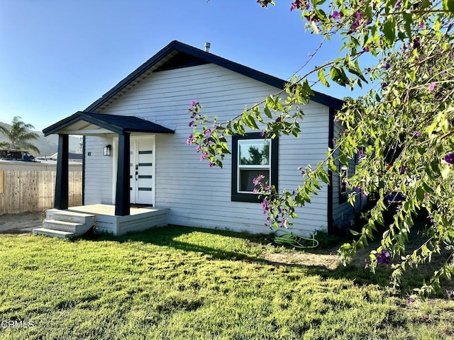 back of house featuring a lawn