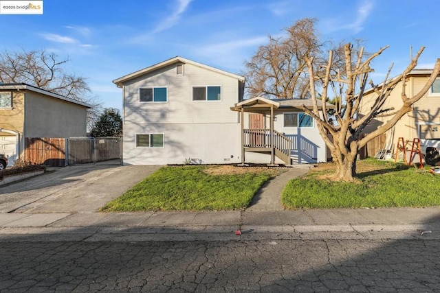 view of front of house with a front lawn