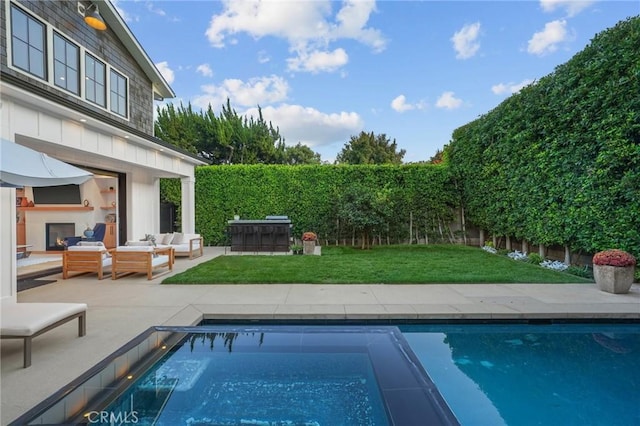 view of swimming pool featuring a lawn, an outdoor hangout area, and a patio