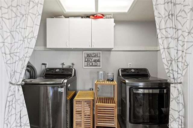 laundry room with cabinets and independent washer and dryer