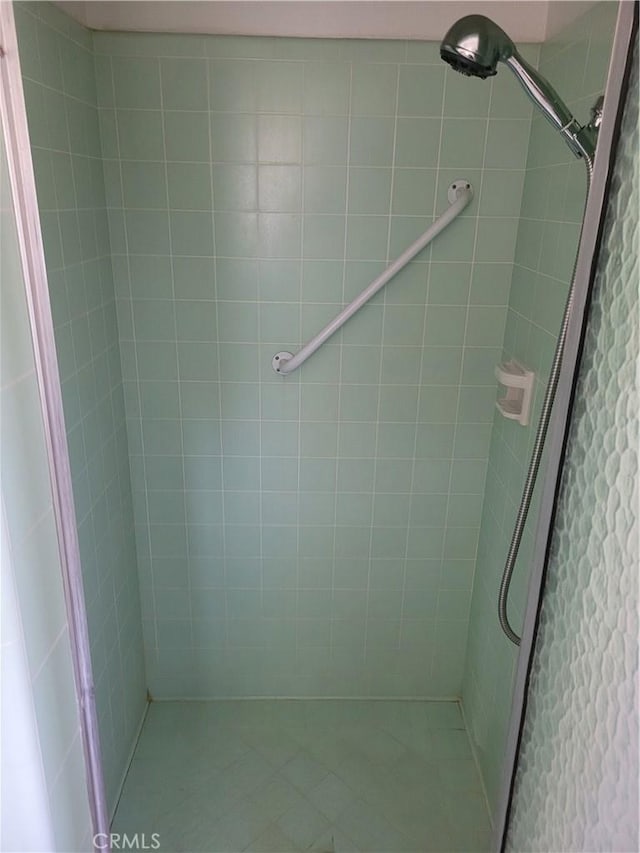 bathroom featuring tiled shower