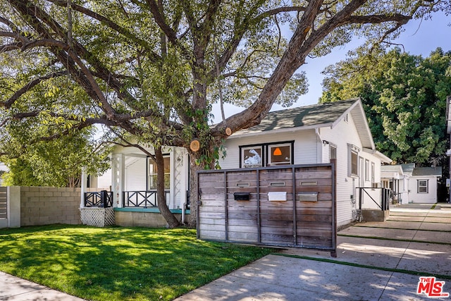 view of front of property with a front lawn